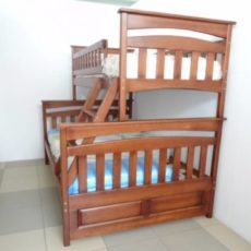 Двухэтажная кроватка
